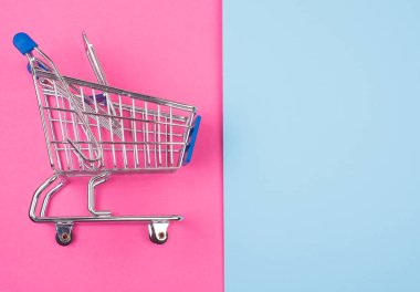 Pembe ve mavi arka planda alışveriş sepeti