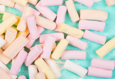 Pastel renklerin çok renkli marshmallow yığını