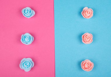 Pembe ve mavi renklerde el yapımı gül tomurcukları