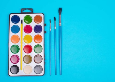 Suluboya seti ve fırçalar