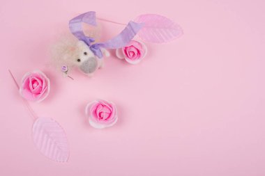 Tek boynuzlu at oyuncak, el yapımı gül tomurcukları ve pembe yaprakları