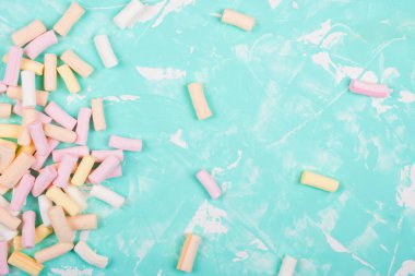 Mavi mermer arka plan üzerinde pastel renklerin Marshmallows