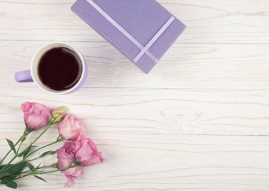 Çay veya kahve, hediye kutusu ve pembe çiçekler