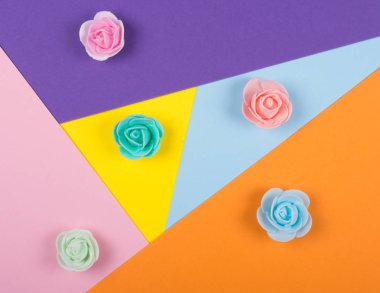 Kağıt zemin üzerinde çok renkli el yapımı gül tomurcukları