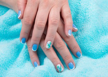 Manikürlü tırnaklı kadın elleri