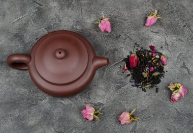 çaydanlık ve çay yaprakları