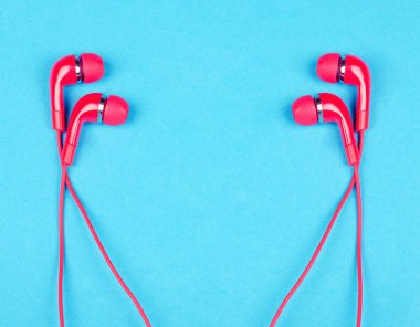 Parlak kırmızı kulaklık çiftleri