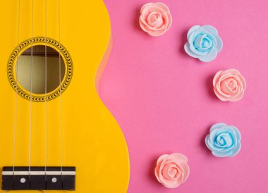 Ukulele gitar ve el yapımı gül tomurcukları