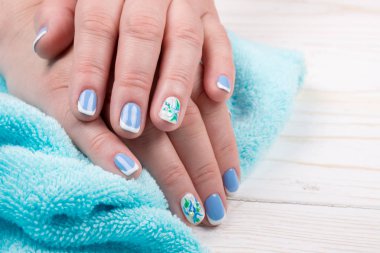 Manikürlü tırnaklı kadın elleri