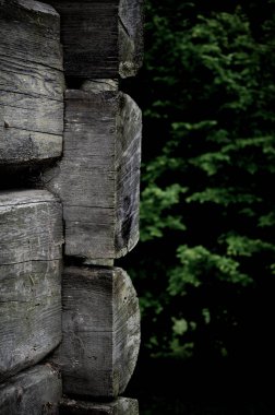 Kasvetli terk edilmiş ahşap evin köşesi