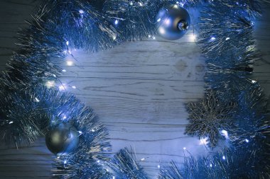 Noel ışıkları ve Noel süslemeleri ile Garland