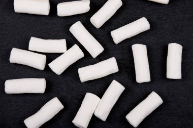 Beyaz marshmallowsiyah bir arka plan üzerinde dağınık