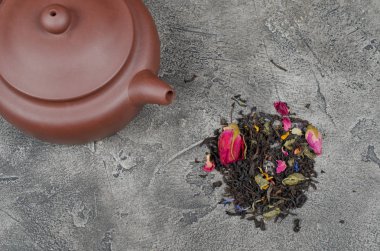 çaydanlık ve çay yaprakları