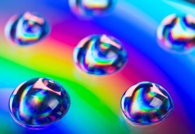 Neon renklerde sıvı damlaları