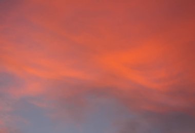 Parlak turuncu bulutlar ile dramatik günbatımı gökyüzü