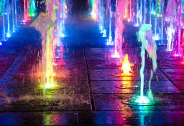 Geceleri çok renkli dans çeşmeleri