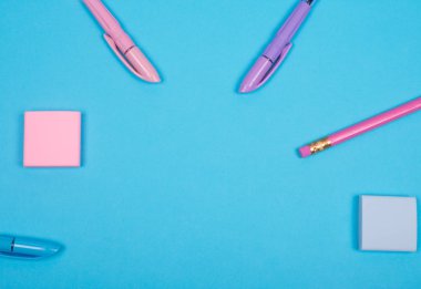 Açık mavi arka planda okul veya ofis malzemeleri