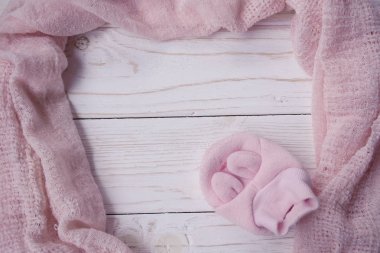 Pembe bebek ayakkabısı ve bir eşarp