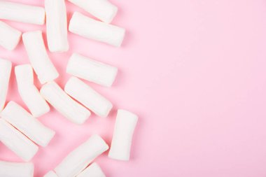 Pastel pembe arka plan üzerinde beyaz marshmallow