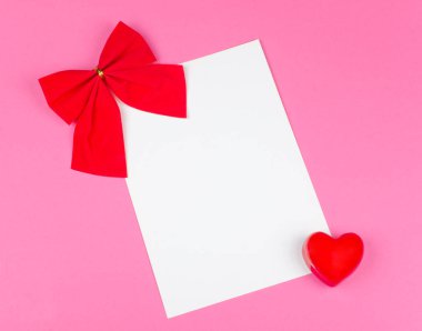 Kırmızı yay ve beyaz kart