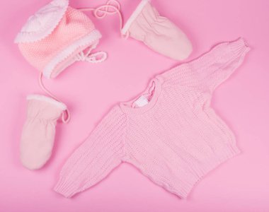 Bebek şapka, eldiven ve pembe renk kazak