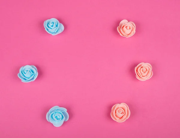 Brotes de rosa hechos a mano de colores rosa y azul — Foto de Stock