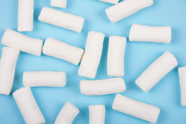 Haufen weißer Marshmallows auf pastellblauem Hintergrund — Stockfoto