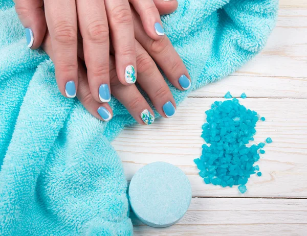 Manos con uñas cuidadas y sal de baño —  Fotos de Stock