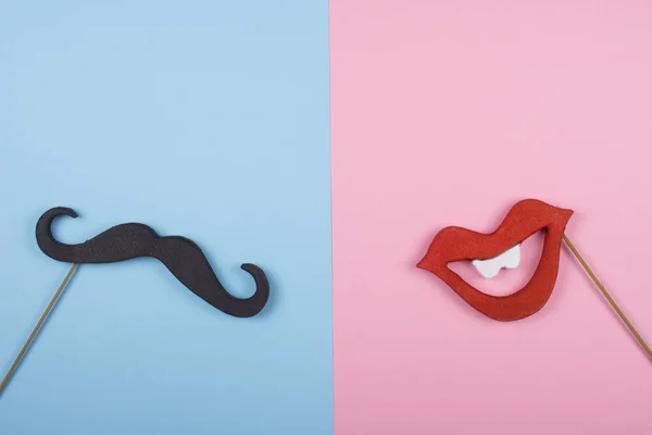 Moustache y una boca roja en palos de madera — Foto de Stock