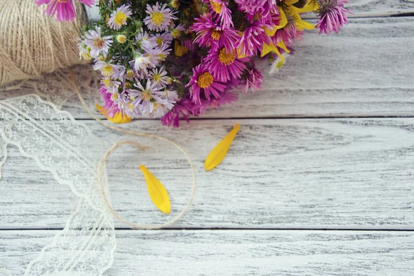 Flores y un carrete de hilo —  Fotos de Stock