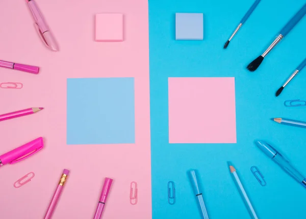 Material escolar rosa e azul e adesivos de papel — Fotografia de Stock