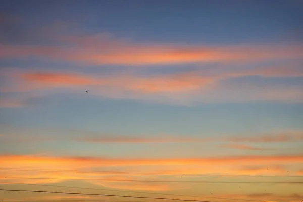 Wunderschöner Himmel bei Sonnenuntergang mit leuchtend orangen Wolken — Stockfoto