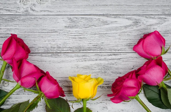 Rosas sobre fondo de madera — Foto de Stock