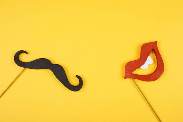 Moustache e uma boca vermelha em paus de madeira — Fotografia de Stock