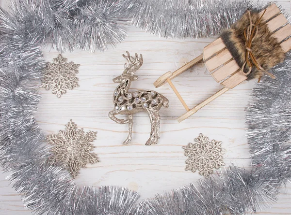 Renas, trenó de Natal, ouropel de prata e flocos de neve — Fotografia de Stock