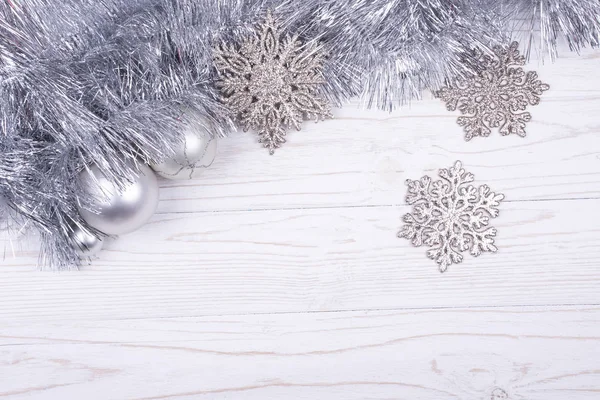 Enfeite de prata, bolas de Natal e flocos de neve — Fotografia de Stock