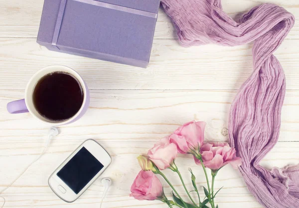 Çay, cep telefonu, hediye kutusu ve pembe çiçekler fincan