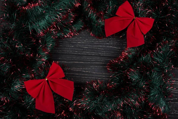 Dois arcos de Natal vermelho e ouropel verde e vermelho — Fotografia de Stock