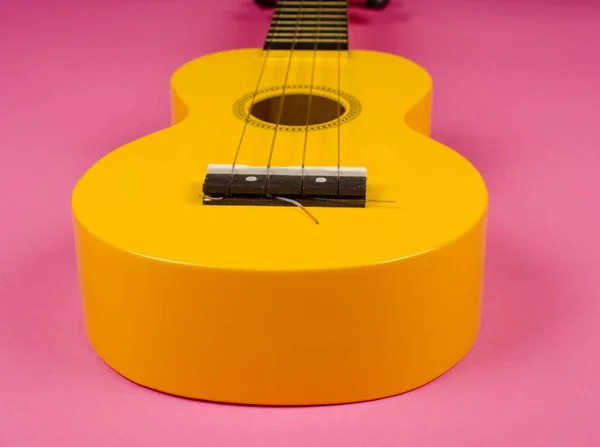Corpo de uma guitarra ukulele amarelo brilhante — Fotografia de Stock