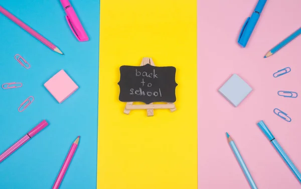 Material escolar e um quadro-negro com Back to School — Fotografia de Stock