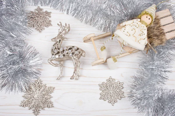 Duende de Natal em um trenó, rena, ouropel e flocos de neve — Fotografia de Stock