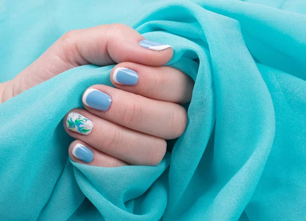 Mano femenina con uñas bien cuidadas —  Fotos de Stock