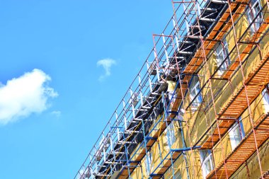 İskele. Isınma ve bina cephe restorasyonu.