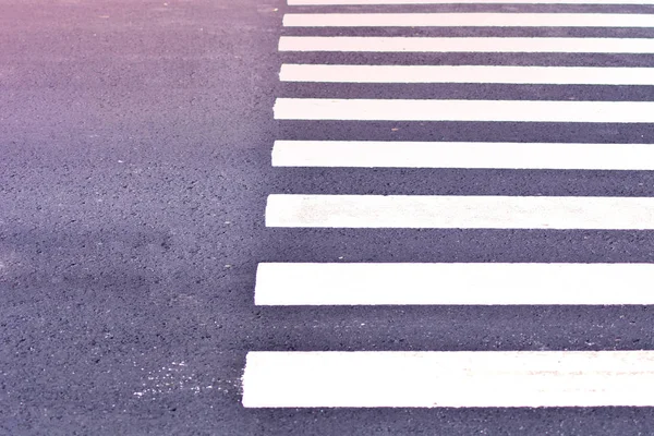 横断歩道標示 道路標示でアスファルトのテクスチャ — ストック写真