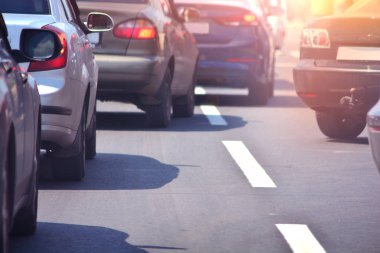 Büyük bir şehirde sokak bir karayolu üzerinde en yüksek saat ve trafik jam.