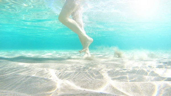 Fotografia Podwodna Nogi Dziewczyny Lazurowym Morzu Przezroczysta Podróż — Zdjęcie stockowe