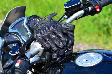 Moto eldiven bir motorcycl gidonun üzerine