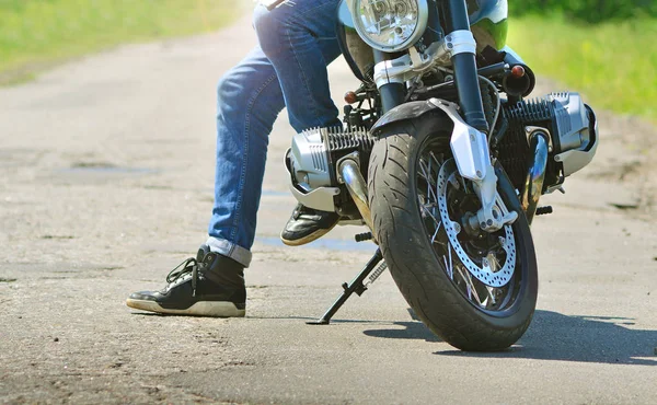 骑车人停下来坐在他的摩托车上 电单车在摩托车附近休息 — 图库照片