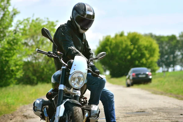 Nahaufnahme Motorradfahrer Helm Und Lederjacke Sitzt Auf Seinem Motorrad Freien — Stockfoto