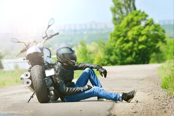 Motociclista Roupa Senta Lado Sua Motocicleta Chão Motociclista Descansa Perto — Fotografia de Stock